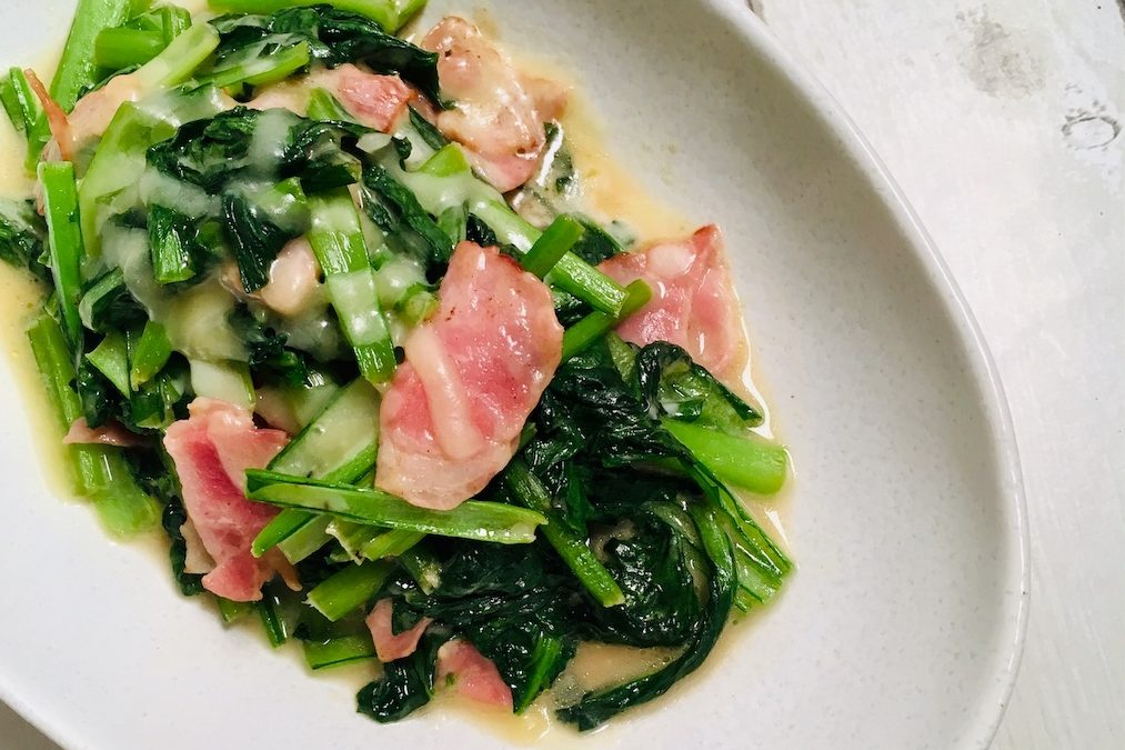 小松菜とベーコンのチーズ炒めに合うワイン 野菜のおつまみレシピ Vegeage